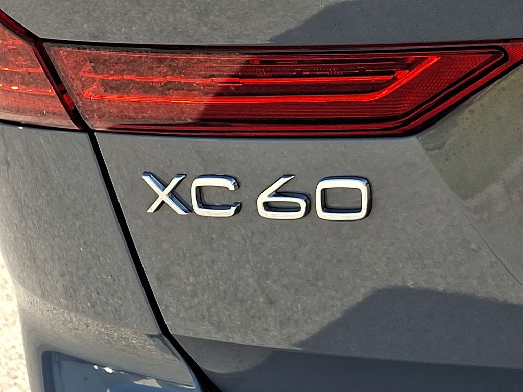 2023 Volvo XC60 B5 Plus Dark Theme