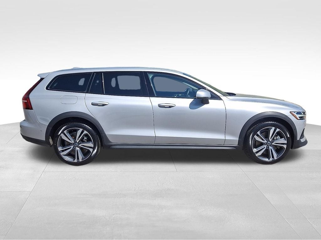 2025 Volvo V60 Cross Country B5 Plus