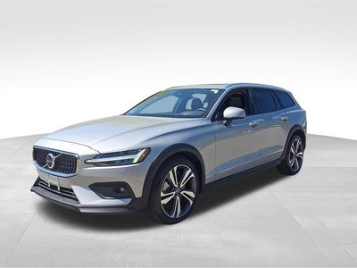 2025 Volvo V60 Cross Country B5 Plus